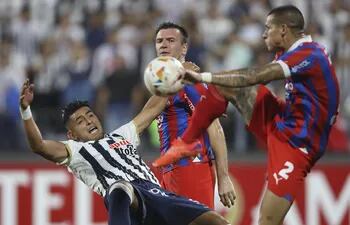 Juan Pablo Freytes (i) de Alianza disputa el balón con Alan Benítez de Cerro este miércoles, en un partido de la fase de grupos de la Copa Libertadores entre Alianza Lima y Cerro Porteño en el estadio Alejandro Villanueva en Lima (Perú).