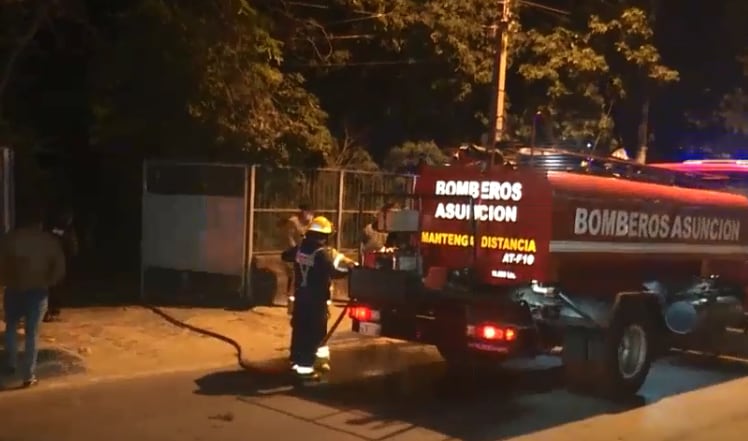 Los bomberos luchan contra el fuego en una vivienda de Trinidad, Asunción. Se cree que un gato tumbó una estufa, que cayó sobre una alfombra y generó un incendio.