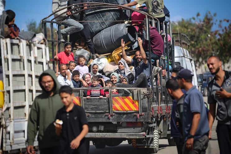 Palestinos desplazados escapan de Rafah, en el sur de la Franja de Gaza, este martes.