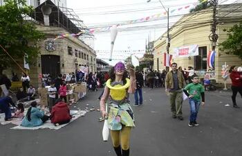 Una colorida "Fiesta de los ñinos", con distintas actividades, se desarrollará sobre la calle Ayolas hasta las 18:00 en el marco del cierre de Pinta Sud Asu.