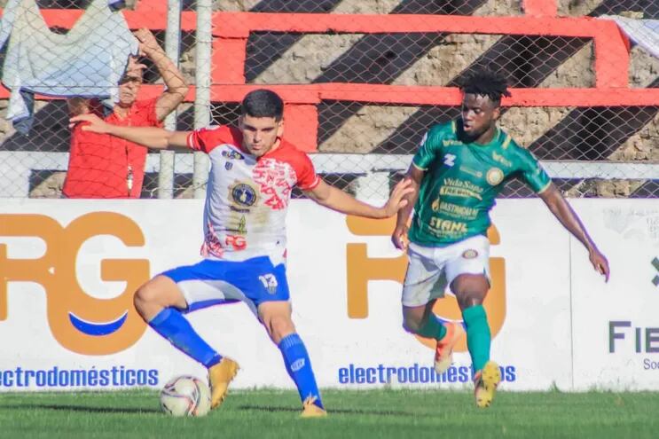El lateral del "Potro" Tomás Mendoza domina el esférico ante la marca del atacante ñuense, Jackson Acheampong (Foto: APF)
