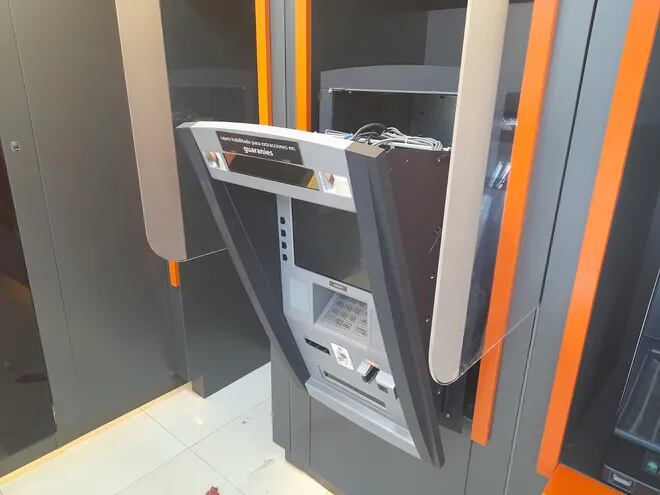 Un hombre intentó desmantelar el cajero automático para robar el dinero, en una sede bancaria ubicada sobre la avenida Carlos Antonio López, Sajonia.
