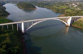 El puente de la Amistad es uno de los pasos  más importantes entre Paraguay y Brasil, que ahora está restringido.