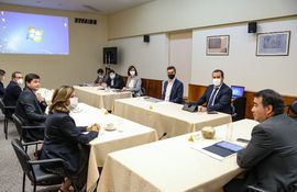 Representantes de instituciones financieras en reunión con el ministro de Hacienda Óscar Llamosas
