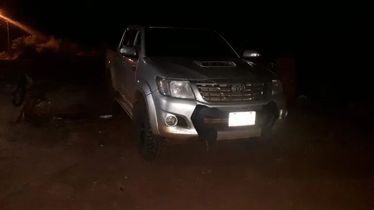 Camioneta Toyota Hilux recuperada tras enfrentamiento con delincuentes.