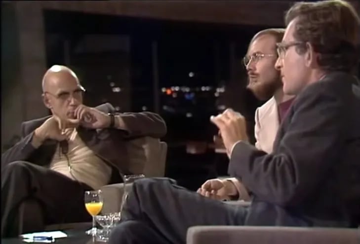 Un momento del debate de 1971: de izquierda a derecha, Michel Foucault, el moderador (Fons Elders) y Noam Chomsky.