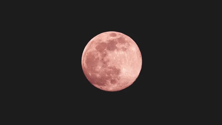 Una imagen de referencia: la luna "rosa".