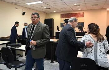 Francisco De Vargas (izq.) se retira de la sala de juicio con su abogado Osvaldo Granada (der.). Al fondo, Luis Rojas (con tapabocas).