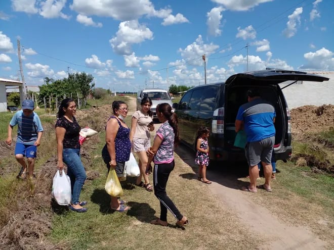 Momento en que las personas solidarias, llegan a la vivienda de Lourdes Ocampos para hacer entrega de los alimentos.
