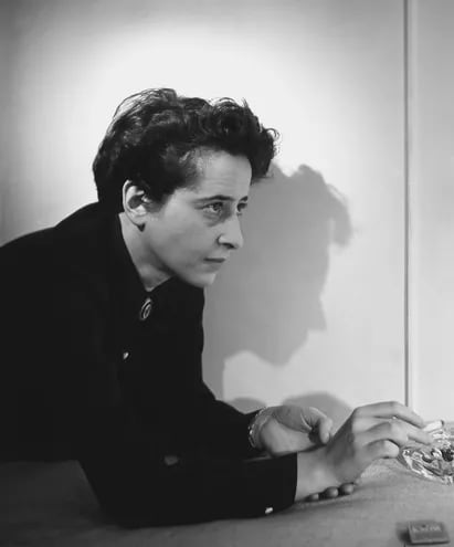 Hannah Arendt en 1944, fotografiada por Fred Stein.