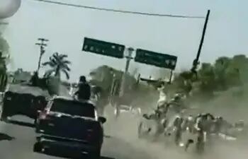 Persecución a lo Hollywood: civiles armados repelen a militares en Michoacán.