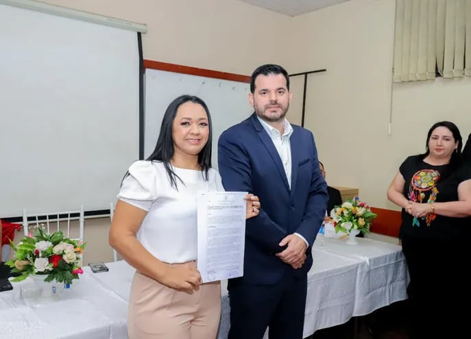La nueva directora de la Décima Región Sanitaria, doctora Noelia Torres y el viceministro Miguel Olmedo, durante el acto de asunción.