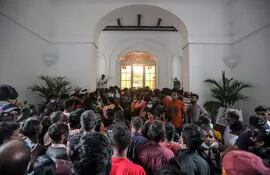 La residencia presidencial de Sri Lanka. Manifestantes coparon el lugar en protesta por la grave crisis económica en el que está sumido este país insular. (EFE)