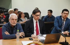 Dr. Edilberto Rivarola (izq.), presidente del Círculo de Médicos del Instituto de Previsión Social (IPS), junto a sus abogados antes del inicio del juicio oral.