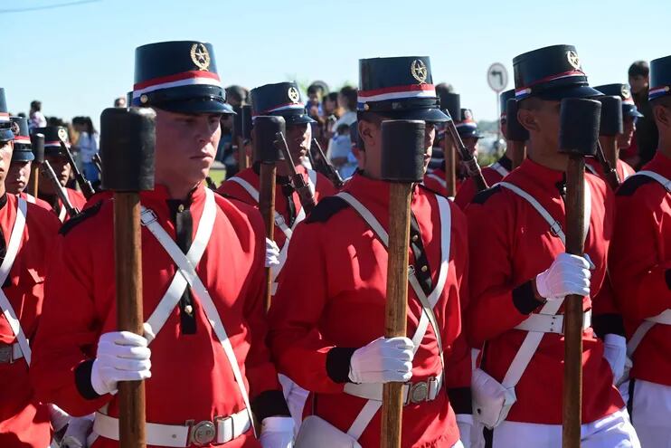 Militares con uniformes antiguos durante el último desfile militar por el Día de la Independencia, el 14 de mayo de 2023, en la Costanera de Asunción,