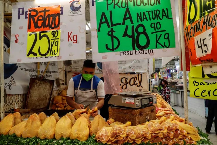 Anuncio de política económica del Banco de México. En noviembre elevó el tipo básico de interés hasta el 5 %, en su cuarto aumento consecutivo en medio de la inflación más alta desde 2017.décadas, debido a la preocupante alza de insumos básicos como los agropecuarios o la energía.