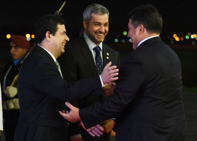 El extitular de  Dinac, Édgar Melgarejo (de espaldas), junto al presidente Abdo Benítez y el vicepresidente Hugo Velázquez, estrechamente vinculado al primero.