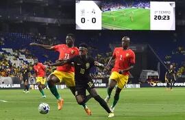 Vinícius Júnior, con la camiseta negra en protesta contra el racismo, disputa el balón con  Saidou Sow y Antoine Conte, jugadores de Guinea, durante el amistoso disputado el sábado en Barcelona.