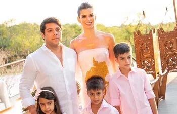 La cumpleañera Tere Codas junto a su esposo Didier Arias y sus tres hijos: Didi, Bruna y Renzo.