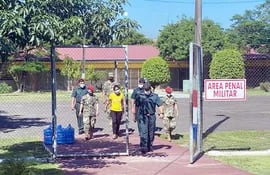 Laura Mariana Villalba Ayala (remera amarilla), saliendo del área penal militar de Viñas Cue.