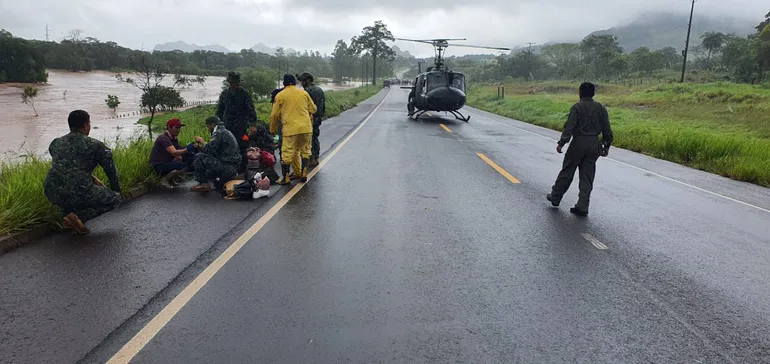 Asistencia en helicóptero para rescatar a familias tras inundación