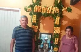 Don Amado Sosa y su esposa Eusebia Torres de Sosa, hace 46 años que preparan el calvario y adornan con chipa para recordar el Día de la Cruz.