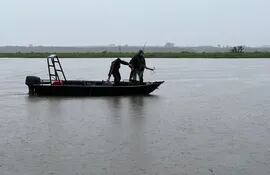 Efectivos de la marina están en la búsqueda del pescador desaparecido anoche en aguas del río Paraná