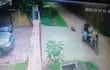 Dos hombres arrojaron bolsas con basuras a la calle en San Lorenzo. Varias cayeron dentro de una canaleta. (captura de video).