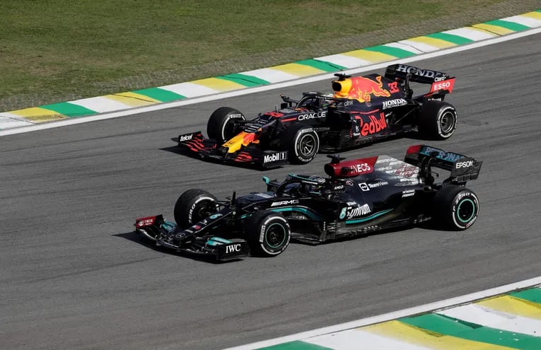 Hamilton (adelante) de Mercedes y Verstappen (atrás) de Red Bull en plena disputa en el Gran Premio de Brasil.
