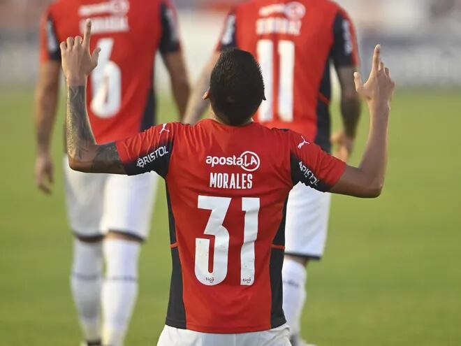 Roberto Morales, autor de un doblete en Villarrica, festeja uno de los goles que anotó contra Guaireña por la cuarta fecha del torneo Apertura 2022.
