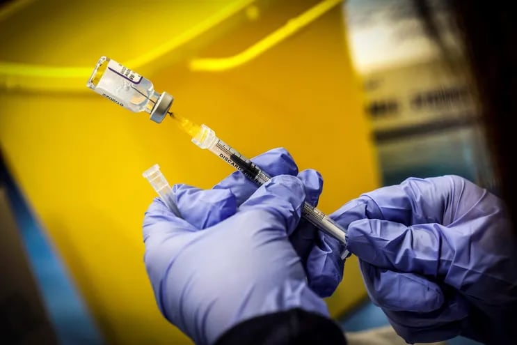 Un trabajador sanitario prepara una dosis de la vacuna contra el  COVID-19 en Italia.
