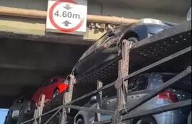 camión cigueña atorado en viaducto de calle Última