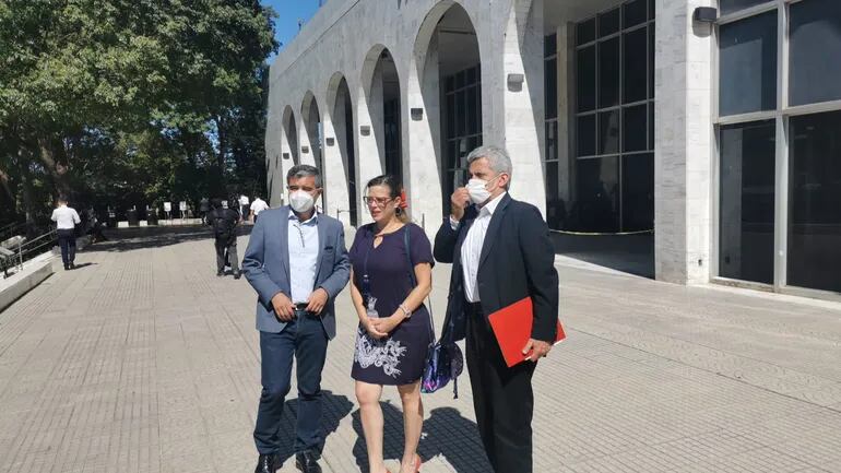 Los diputados Édgar Acosta (PLRA) y Kattya González (PEN), junto al abogado del Frente Guasu, Emilio Camacho, en la presentación del recurso de amparo ante la Sala Constitucional de la Corte Suprema de Justicia.