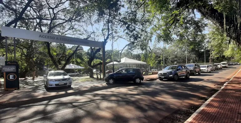 Una extensa fila de automóviles se formó sobre la avenida Los Yerbales para el ingreso al Parque Lineal.