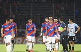 Los jugadores de Cerro Porteño dejan el campo de juego del estadio La Nueva Olla después de la derrota contra Guaireña por la primera fecha del torneo Clausura 2023 del fútbol paraguayo.