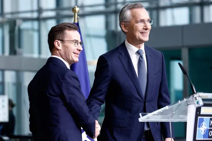 El secretario general de la OTAN, Jens Stoltenberg (a la derecha) y el primer ministro sueco Ulf Kristersson durante una conferencia de prensa este lunes en la sede central del Alianza en Bruselas, Bélgica.
