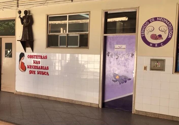 Las mellizas recién nacidas están en una incubadora en el servicio de Neonatología del Hospital Regional de Concepción. La madre tiene unos 12 años.