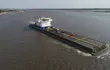 Barcaza paraguaya de Mercurio Group que fue retenida en la hidrovía por la Argentina, por la falta de pago de peaje. (toma aérea de su extensión).