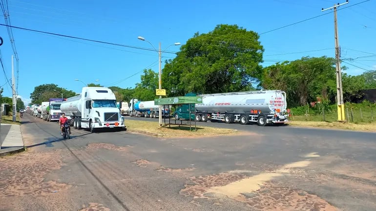 Los grandes camiones cisternas con chapa boliviana siguen copando las calles de la ciudad de San Antonio. Los conductores carecen de todo.