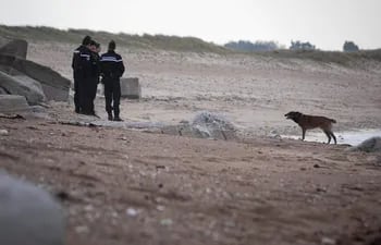 Una patrulla de Francia halla unas dos toneladas de cocaína traídas por la oleada marina en las playas francesas. (AFP)