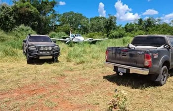 La avioneta bimotor que los agentes encontraron en la hacienda, durante la última incursión en el lugar efectuada en febrero pasado.