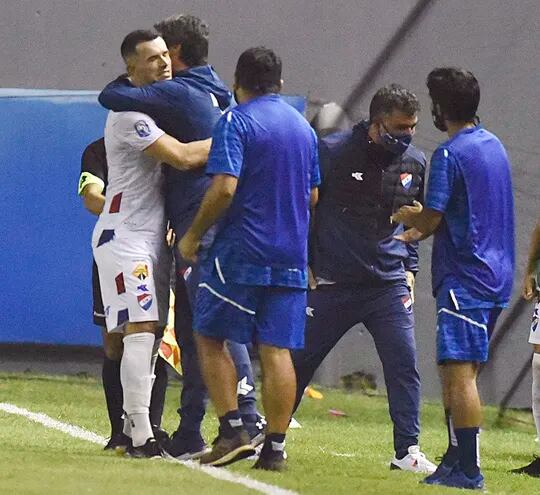 Leonardo Adrián Villagra Enciso (30), autor del gol de penal para Nacional, fue a celebrar con su entrenador Hernán Rodrigo López y  compañeros suplentes e integrantes  del cuerpo técnico.