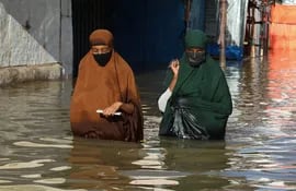 Dos mujeres caminan por una zona inundada de la localidad de Beledweyne, Somalia, el pasado 12 de mayo.