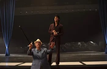 Austin Butler como Elvis y Tom Hanks encarnando al coronel Tom Parker en una escena de "Elvis", la nueva película del director australiano Baz Luhrmann.