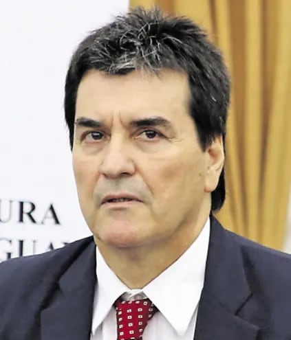 Gustavo Santander Dans,  integrante de la Cámara de Apelaciones. Se adhirió al voto del camarista preopinante.
