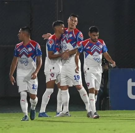 Jugadores de Cerro Porteño celebran el tanto de Robert Morales ante Guaraní, en el Defensores del Chaco.