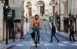 Un hombre en bicicleta pedalea por una empinada calle lisboeta. En la capital portuguesa el uso de las bicicletas como medio de transporte está en auge.