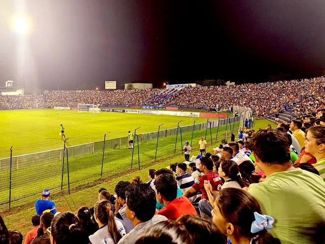 Los aficionados del 2 de Mayo de Pedro Juan Caballero en el estadio Río Parapití.