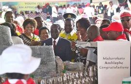 robert-mugabe-centro-presidente-de-zimbabue-organizo-un-festin-para-celebrar-su-cumpleanos-en-un-pais-sumido-en-una-crisis-alimentaria--223106000000-1433923.JPG