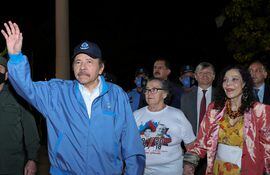 El presidente de Nicaragua, Daniel Ortega (i) junto a su esposa y vicepresidenta, Rosario Murillo (d).